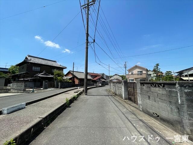 【南側西向き】幅員約4.1mの前面道路です。普通車が1台通れる幅となります。大型車の通行が少ないので、振動や騒音が抑えられます。