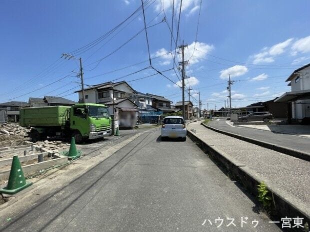 【南側東向き】幅員約4.1mの前面道路です。車1台が余裕を持って通れる道幅です。車はスピードを控えるので事故率の軽減や歩行者も安心して通行できます。