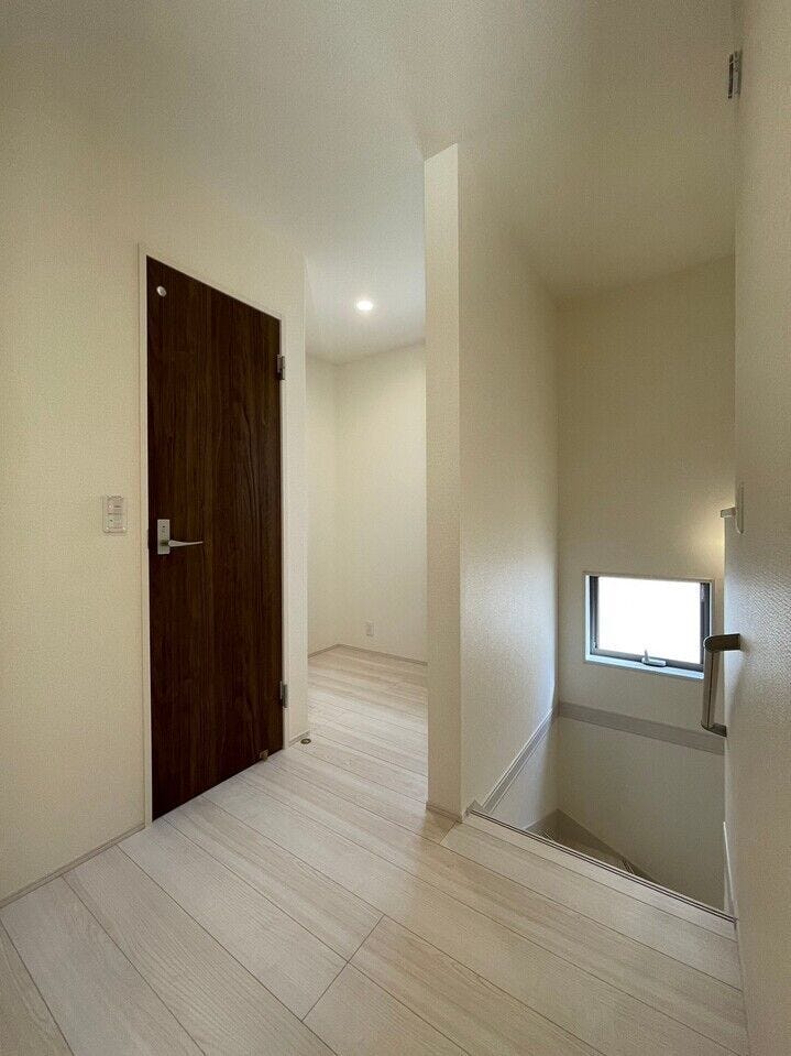 新築時
階段を上ったところには、ストレージルームがございます♪
ご家族の用途に合わせて自在に使用可能です!