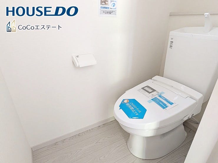 □■トイレ■□
温水洗浄便座付きトイレ♪
冬場や冷え込む時期にもお尻を温かく快適に保ちます。
また、汚れにくく掃除しやすい設備です。
