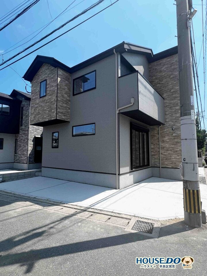 【外観写真】
シンプルで洗練されたデザインが、街並みに調和する美しい外観。
毎日の「ただいま」が少し楽しみになる、落ち着きのある住まいです。