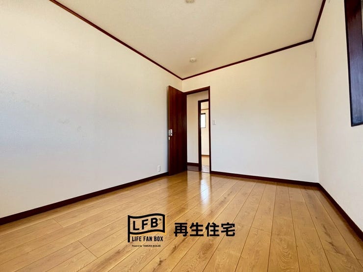 こちらの洋室にも出窓があります。出窓の部分に何か小物をコレクションするのも良いですね。