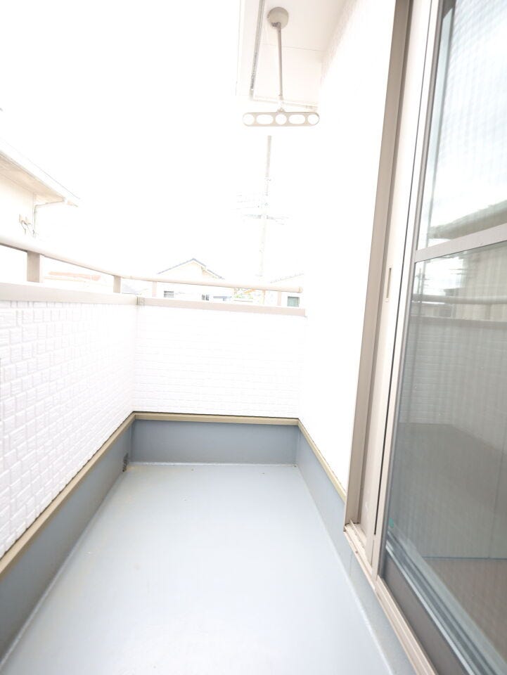 南西側バルコニーで日当たりも良く、洗濯物も気持ち良く干せそうです。
