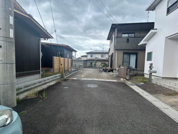前面道路は約6mございますので、駐車も◎