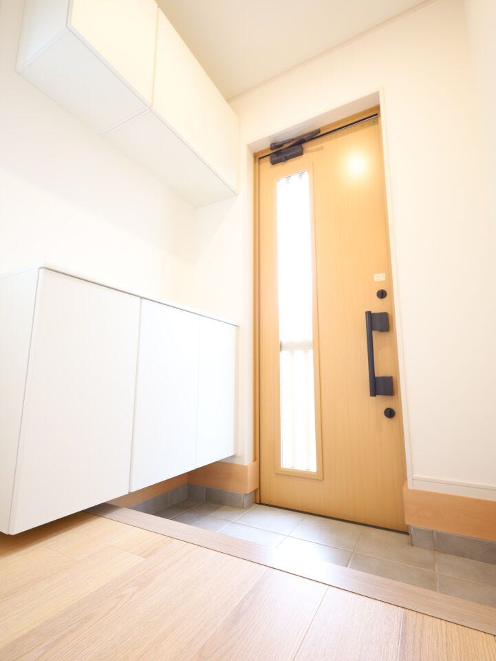 たっぷり収納と木目の温かみが魅力的な、明るい玄関口。心地よい光が差し込みます♪