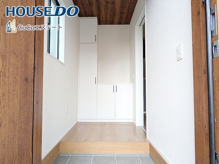 □■玄関■□
いつでもスッキリとした玄関でお出迎え♪
散らかりがちな玄関がスッキリ片付く収納力の高い玄関収納が備え付けられてます。