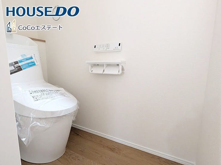 □■トイレ■□
温水洗浄便座付きトイレ♪
冬場や冷え込む時期にもお尻を温かく快適に保ちます。
また、汚れにくく掃除しやすい設備です。