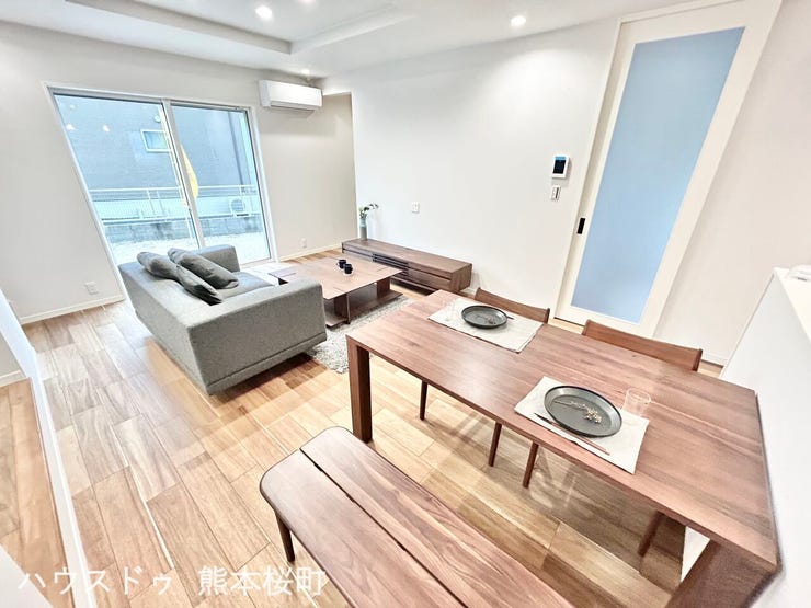 ■安らぎと笑顔の中心地■陽光が優しく降り注ぎ、会話が自然と弾む。ここでは、毎日が特別な時間へと変わります。