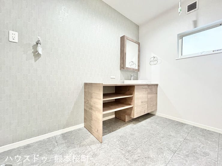 ■清々しいリフレッシュ空間■自分を磨き、気持ちを切り替える。心地よい光が差し込むプライベートスペース。