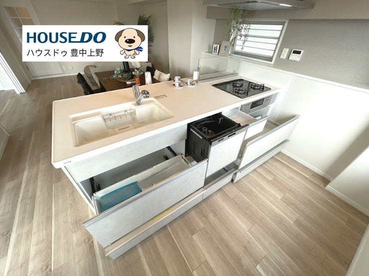 リフォーム済みのシステムキッチンです!リビング側にも収納が付いており、ついつい散らかりがちなキッチン周りがスッキリします!