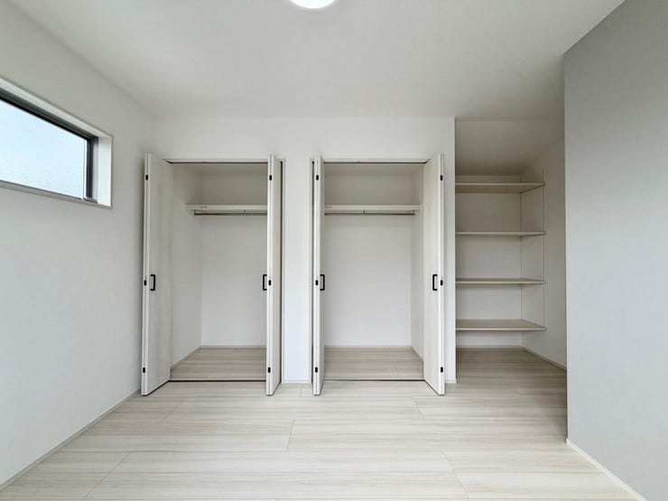 〈6.5帖〉2つのクローゼットと可動棚付き♪収納スペースが広いので、部屋に荷物が出ることもなく生活感を隠せるのは嬉しいですね♪