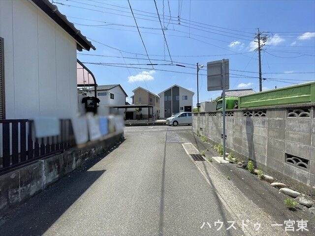 【東側南向き】幅員約4.1mの前面道路です。角地のため採光・通風ともに良好です。