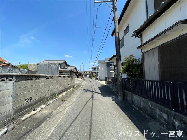 【東側北向き】幅員約4.1mの前面道路です。車がすれ違うには厳しい道幅ですが、車はスピードを抑えて走行するので、お子様にも安全な道幅となっています。