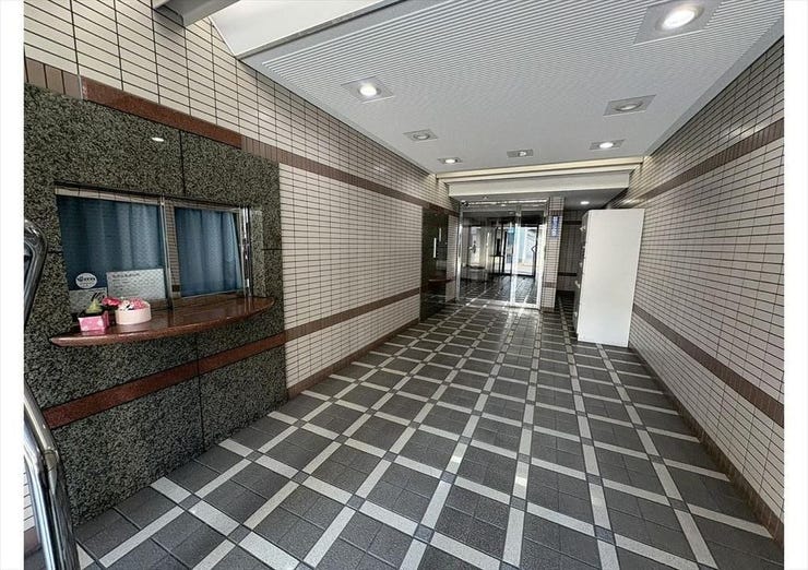 重厚感あるエントランスが住まいの第一印象を引き立てるマンション。オートロック付きで、落ち着きと安心感のある共用空間が魅力です。