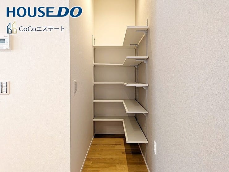 □■収納■□
パントリーです♪
キッチン用品や食品のストックに使用できます。
可動棚付きでしっかり隅々まで収納できるのも嬉しいですね。