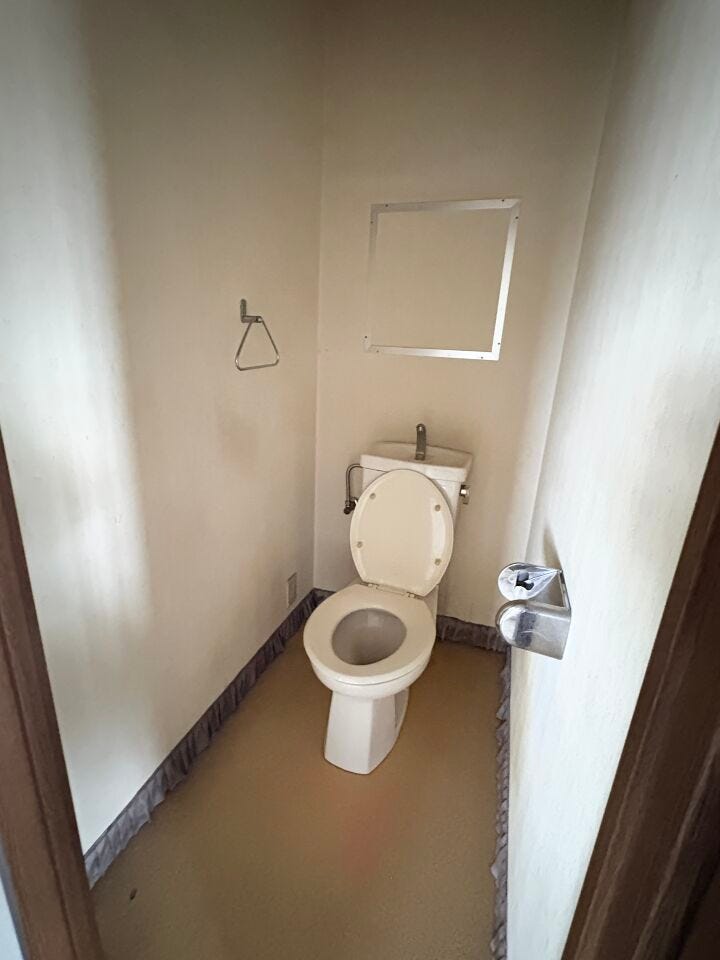 シンプルで使いやすいトイレスペース。
クロス交換などのプチリフォームもご検討いただけます。
