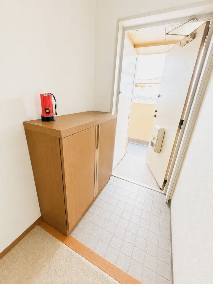 4階建て4階で日当たりの良い玄関です。