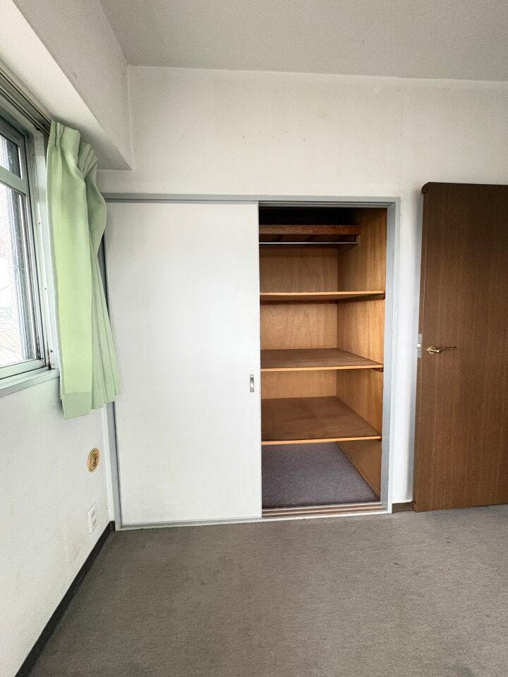 洋室には押入棚あり