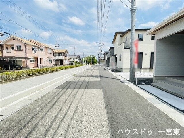 ≪西側北向き 幅約5.2m≫
2台の車がすれ違うことが出来る道幅です。車の出し入れもゆったりとする事が出来ます。歩道もあるので安心ですね。