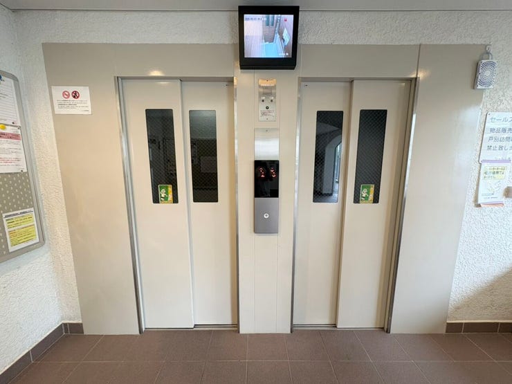 エレベーターは2基あるので込み合う時間も安心ですね♪
1階にエレベーター内のモニターが設置せれているので防犯面も安心です♪