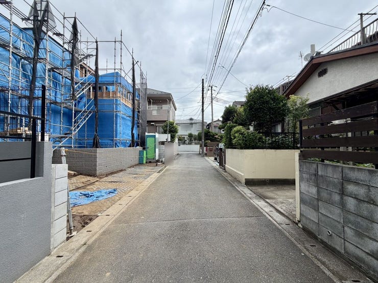 前面道路幅員約4m!車通りはあまりないので、車の出し入れはさほど困らないと思います!
