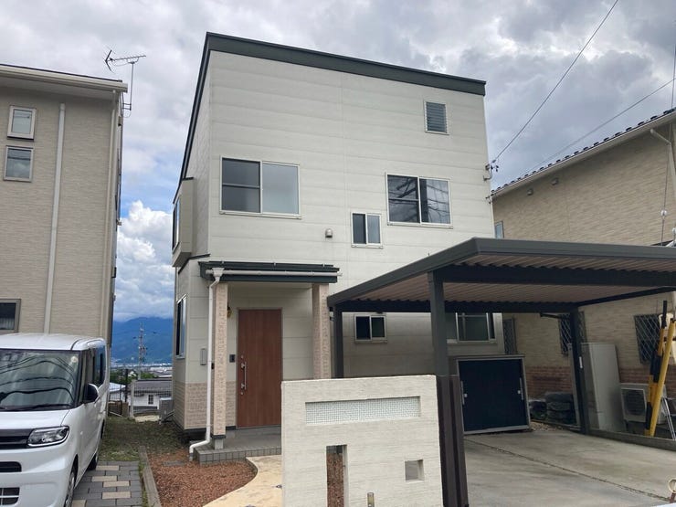 【外観】
カーポートのある家です。