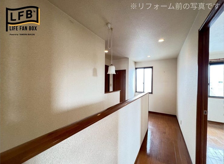 2階廊下には窓があり、換気がしやすいです♪
※リフォーム前の写真です。