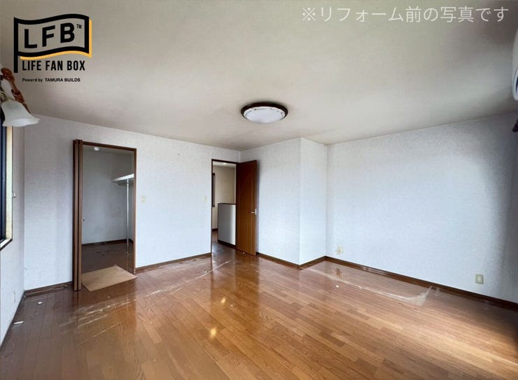 奥にはウォークインクローゼットがございます♪
※リフォーム前の写真です。