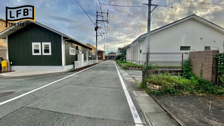 前面道路は約5mあるので、車の出入りがしやすいです♪