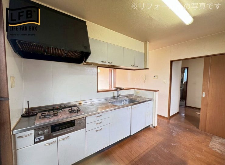 キッチン新品交換予定です♪対面キッチンですのでご家族との会話が弾みそうですね♪
※リフォーム前の写真です。