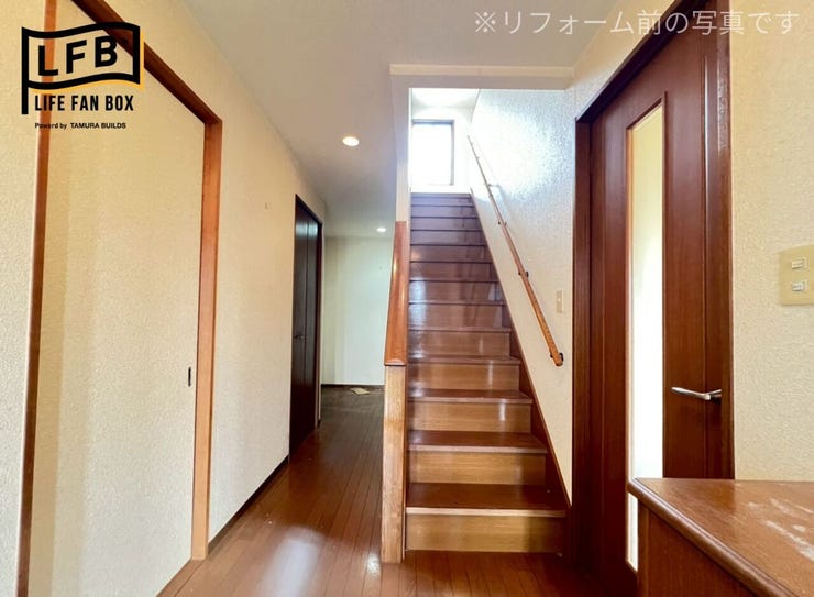 真っ直ぐな階段が特徴です♪
※リフォーム前の写真です。