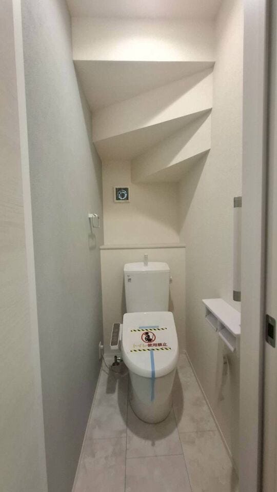 温水洗浄便座付きのトイレは、快適に利用できます。1階と2階の両方にあるので、朝の忙しい時間帯も混雑を避けられてスムーズです!
