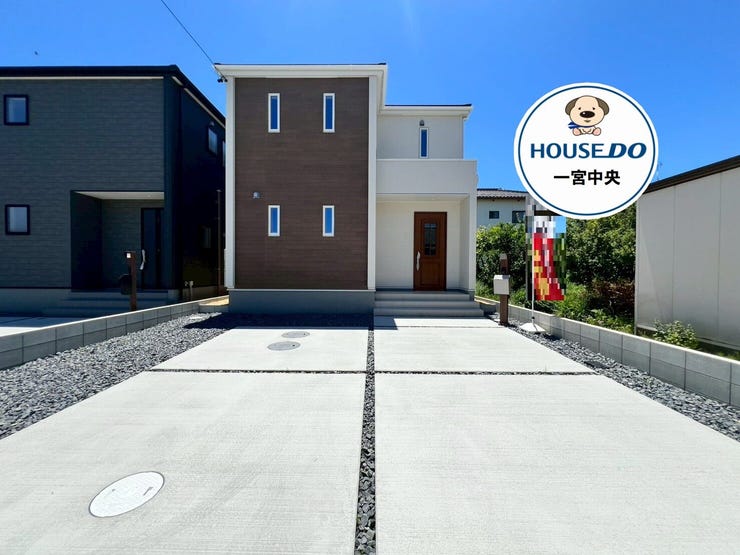 【外観】
1号棟
車2台を並列でラクラク駐車できるスペースがあります!週末の買い出しも、車を停めてそのまま荷物をスムーズに運び込めてとっても便利ですよ♪