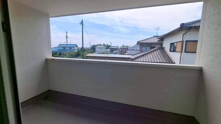 南向きの広いバルコニーは、洗濯物を太陽の光でしっかりと干せます!お洗濯物がカラッと乾いて、気持ちよく過ごせそうですね。