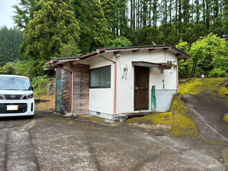 玄関の前面にある別棟のお風呂と洗面所です。