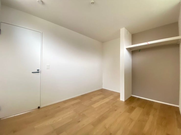 使い勝手の良い6帖の洋室。
ベッドやデスクも配置しやすく、寝室として快適に利用できる広さです♪