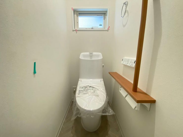 窓付きのトイレで、換気がしやすく清潔感のある空間。
自然光も入るため、明るく快適にご利用いただけます♪