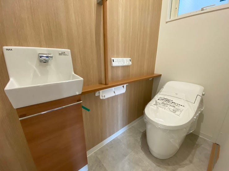 窓付きのトイレで、換気がしやすく清潔感のある空間。
自然光も入るため、明るく快適にご利用いただけます♪