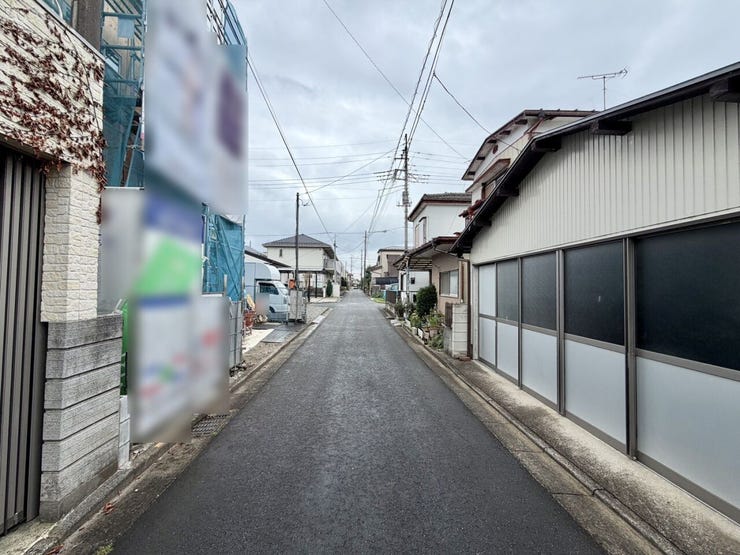 前面道路幅員約4m!車通りはあまりないので、車の出し入れはさほど困らないと思います!