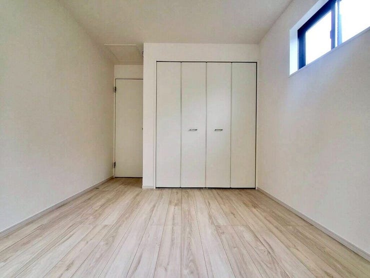 【Bedroom】ベッドとデスクを置いてもゆとりのある、使い勝手の良い広さの洋室です。