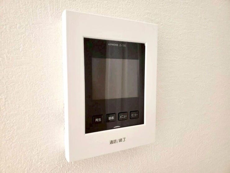 【Facilities】来訪者を確認できるモニター付きインターホンで、防犯面も安心です。