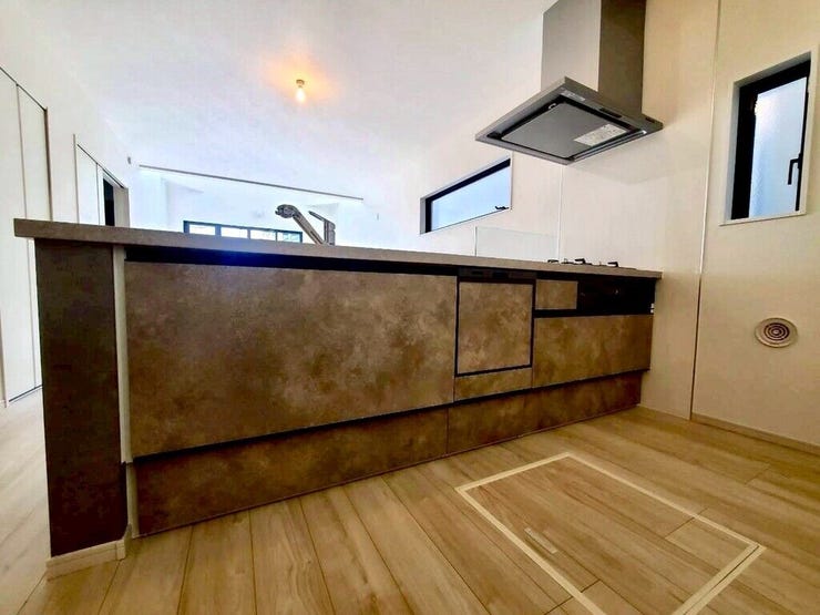 【kitchen】広めのキッチンは料理のしやすさを追求した設計。収納も豊富で作業がしやすい空間です。