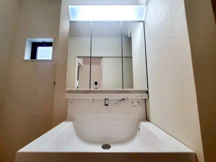 【Washroom】毎朝の準備がスムーズに。広めの洗面台と収納が使いやすい洗面所です。