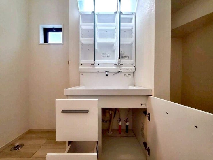 【Washroom】すっきりとしたデザインで、毎日の生活が快適に。収納も豊富な洗面所です。