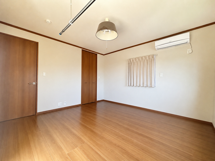 アクセントになる木目調の建具がお洒落な、ゆったりくつろげる洋室。