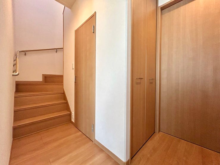 無駄のない動線設計。リビングへ、洗面室へ、2階へスムーズに繋がる廊下ホール。