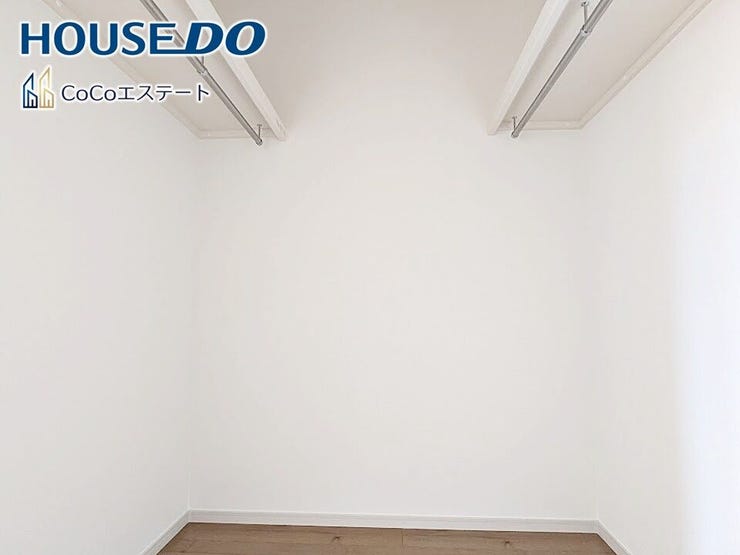□■収納■□
ウォークインクローゼット♪
普段使いのお洋服や小物はもちろん、シーズンオフのものまでしっかり収納できる頼もしいスペースです。
