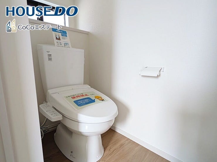 □■トイレ■□
温水洗浄便座付きトイレ♪
冬場や冷え込む時期にもお尻を温かく快適に保ちます。
また、汚れにくく掃除しやすい設備です。