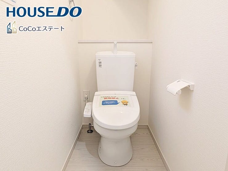 □■トイレ■□
温水洗浄便座付きトイレ♪
冬場や冷え込む時期にもお尻を温かく快適に保ちます。
また、汚れにくく掃除しやすい設備です。