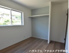 【洋室】
【洋室7帖】オープンクローゼットにすることで洋服の通気性が高くなり無意識に整理整頓ができようになるなどのメリットがあります
